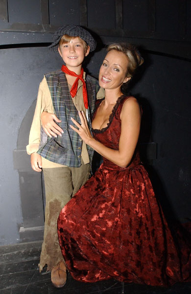 Robert Papouek jako Gavroche a Kateina Broov jako Fantine v muziklu Bdnci